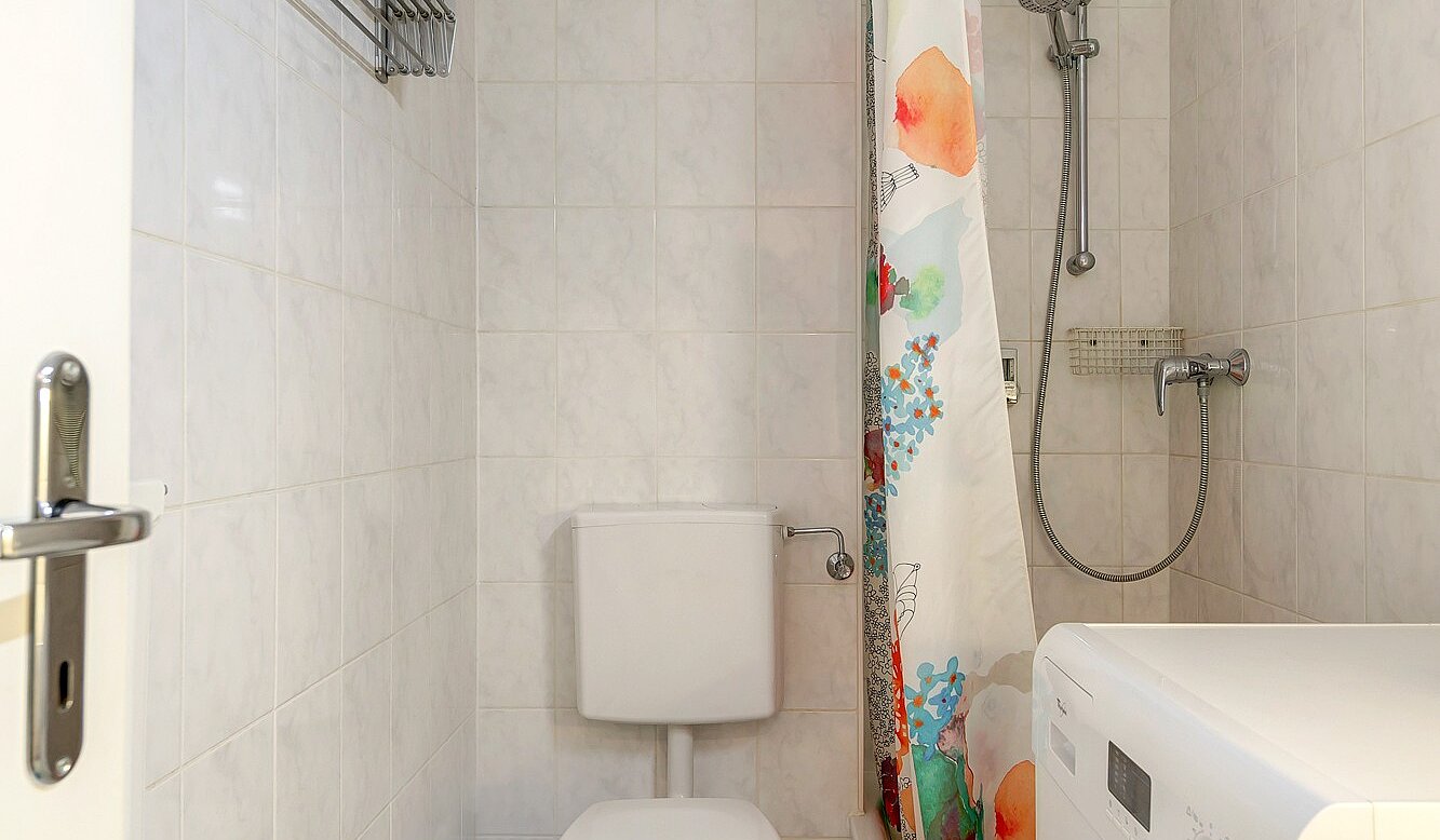 Appartamento al piano terra a 1 camera | München-Nymphenburg | 2203ML1 | Duschbad mit Waschtrockner