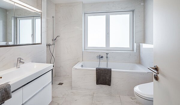 Casa bifamiliare a 6 camere | München-Pasing | 2007ML5 | Masterbad mit Dusche u. Wanne