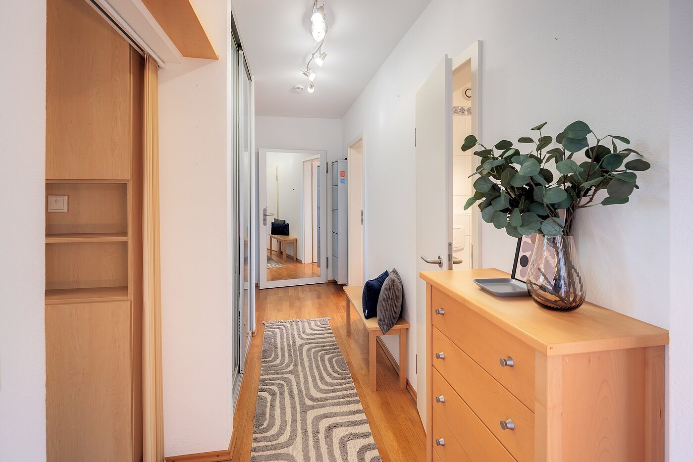 Appartamento mansardato a 3 camere | 70501 | Geräumiger Flur