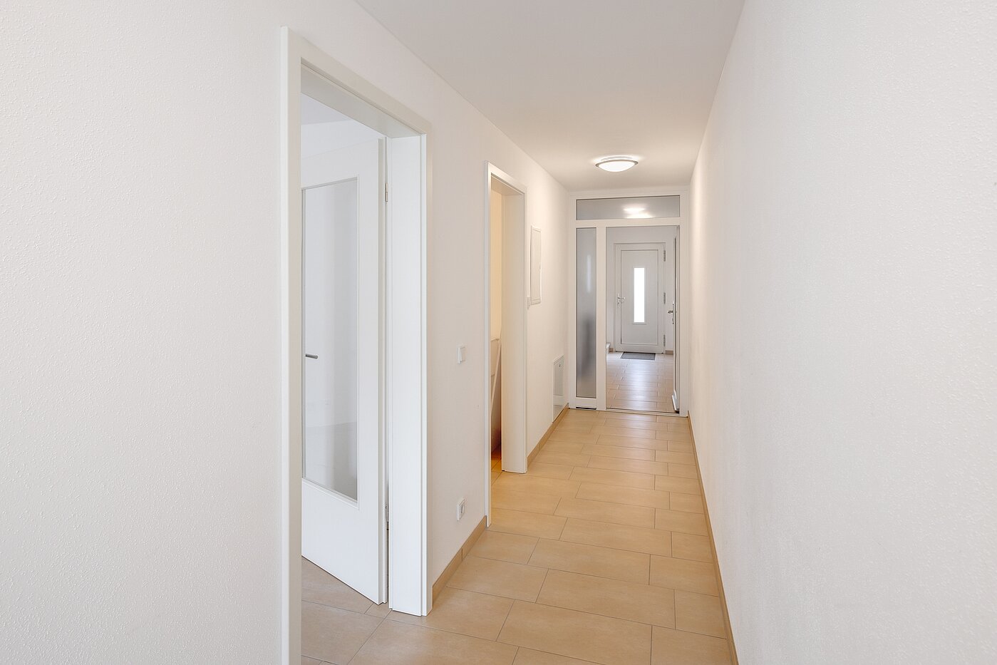 Proprietà speciale a 8 camere | 70406 | Flur Erdgeschoss Gewerbe