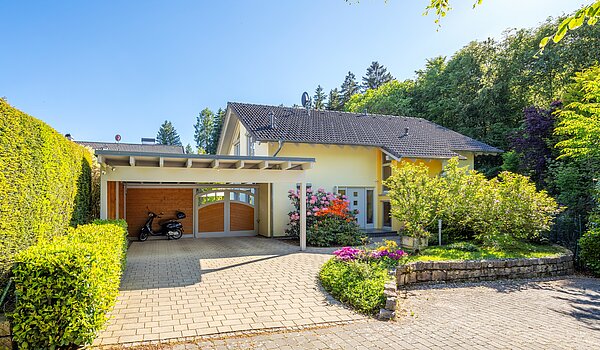 Casa indipendente a 5 camere | Icking | 70438 | Hausansicht mit Carport