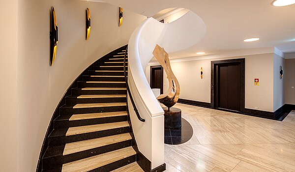 Appartamento a 3 camere | 70046 | Geschwungene Natursteintreppe