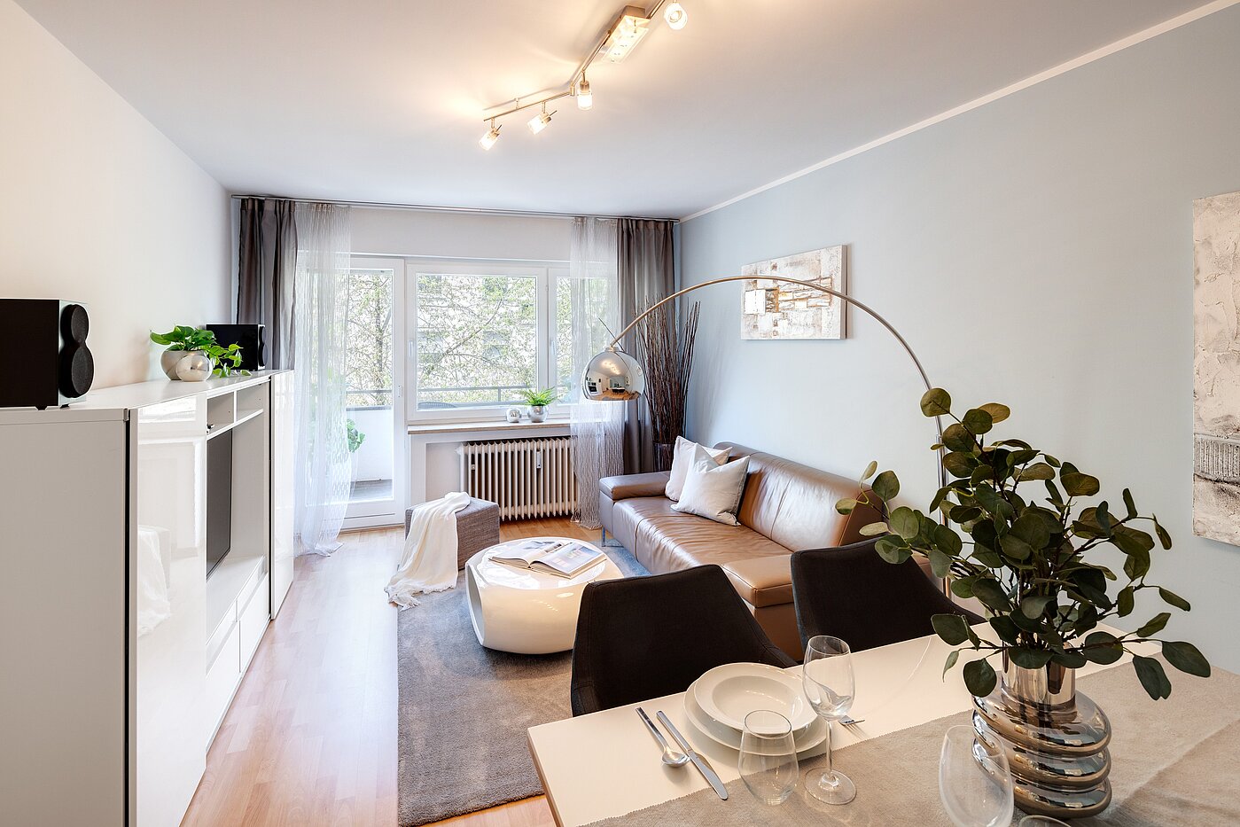 Appartamento a 2 camere | München-Schwabing | 70013 | Wohnzimmer mit Zugang zum Balkon...