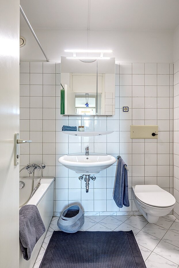 Appartamento a 2 camere | München-Sendling-Westpark | 2010ML9 | Weiß gefliestes Badezimmer...