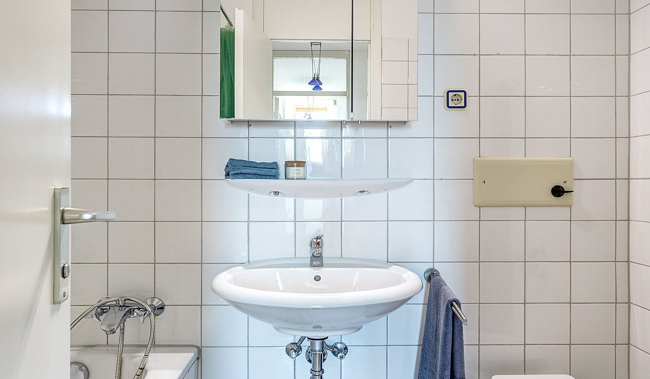 Appartamento a 2 camere | München-Sendling-Westpark | 2010ML9 | Weiß gefliestes Badezimmer...