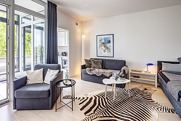 Bogenhausen: appartamento chic con giardino d'inverno e balcone