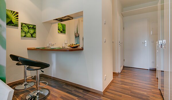 Appartamento al piano terra a 4 camere | München-Neuhausen | 70471 | ...mit Theke zur Küche