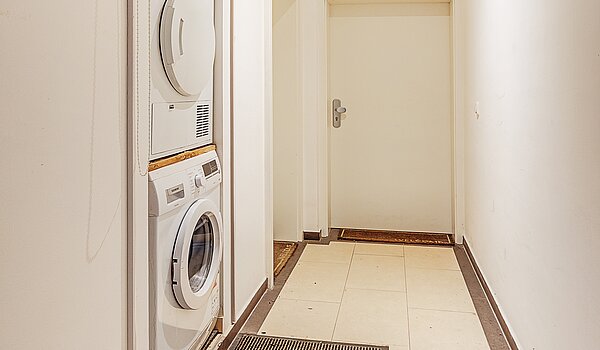 Appartamento al piano terra a 4 camere | München-Neuhausen | 70471 | Gemeinschaftsflur Blickrichtung Eingang