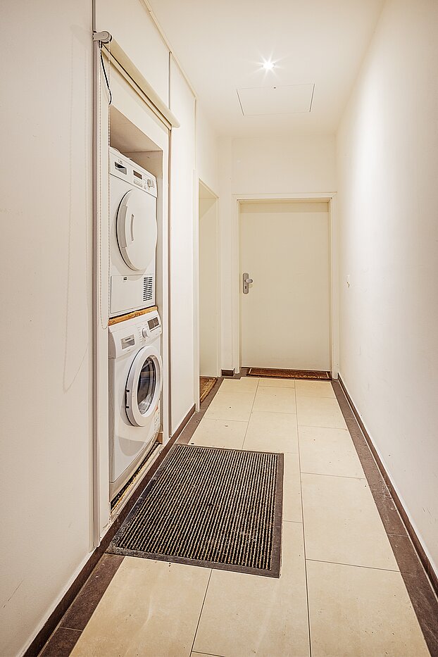 Appartamento al piano terra a 4 camere | München-Neuhausen | 70471 | Gemeinschaftsflur Blickrichtung Eingang