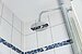 ...mit Dusche und...