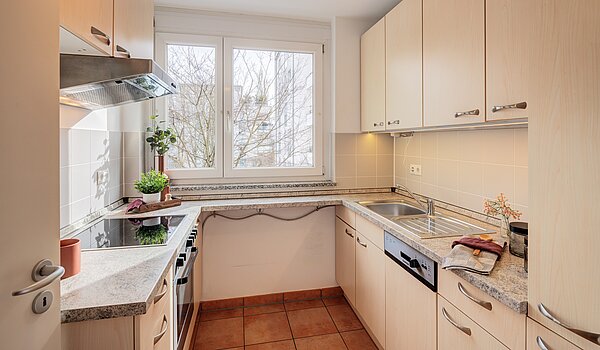 Appartamento a 2 camere | München-Bogenhausen | 70396 | Küche mit Fenster...