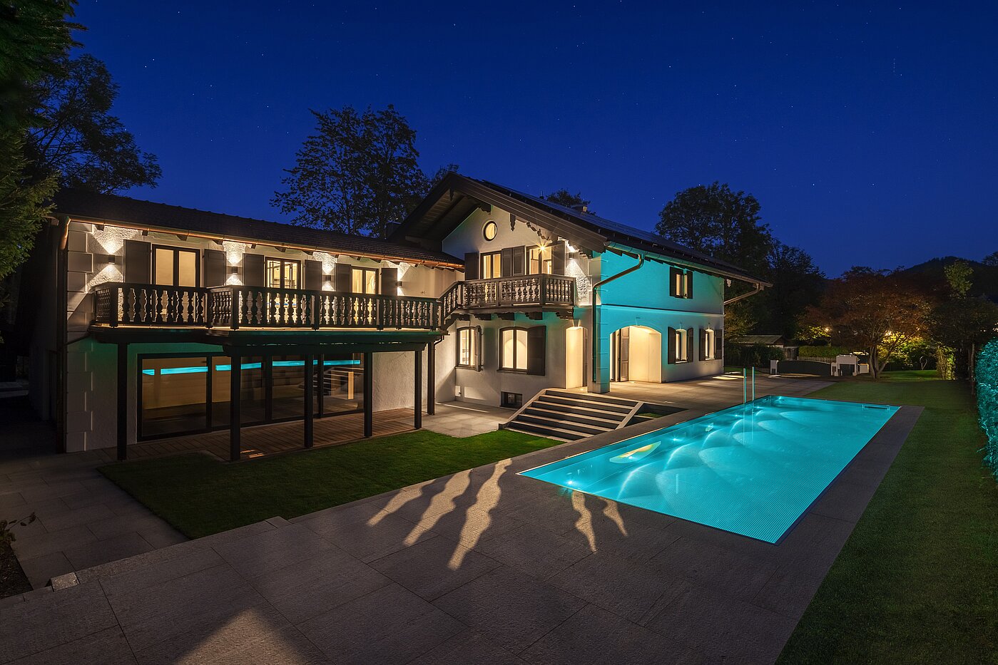 Proprietà speciale a 15 camere | Bad Wiessee | 701591 | Landhaus mit Außenpool bei Dämmerung