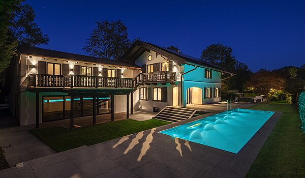 Proprietà speciale a 15 camere | Bad Wiessee | 701591 | Landhaus mit Außenpool bei Dämmerung