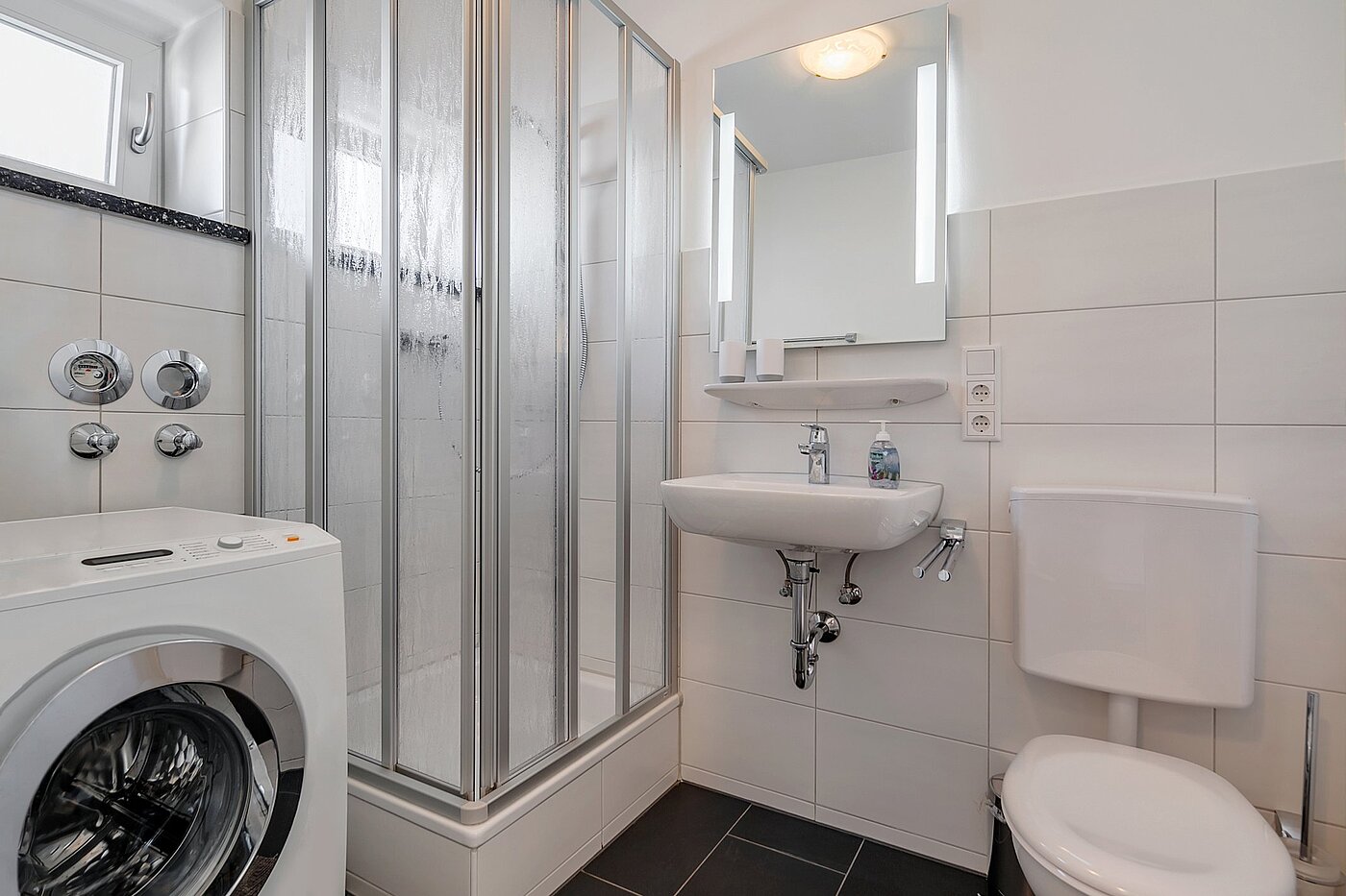 Appartamento a 1 camera | München-Schwabing | 2105ML1 | ... helles Duschbad