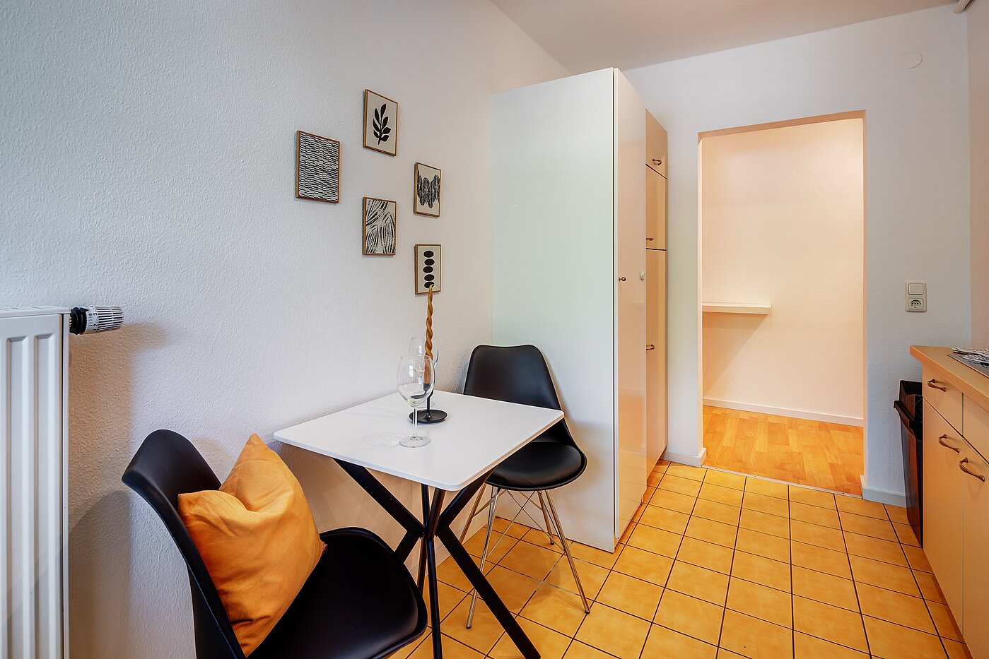 Appartamento a 2.5 camere | München-Isarvorstadt | 70121 | und kleinem Esstisch