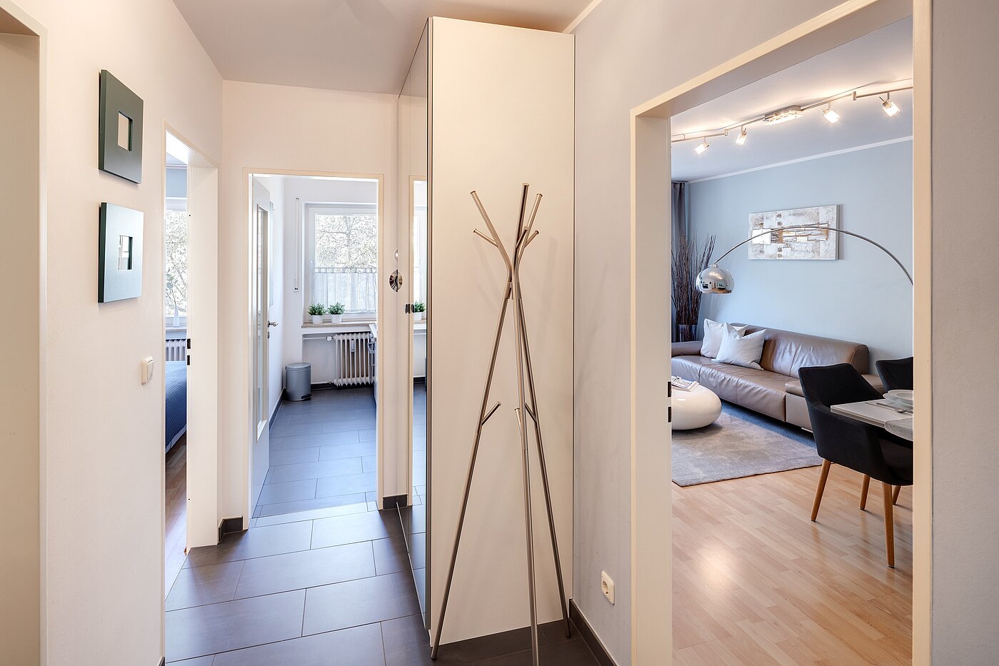 Appartamento a 2 camere | München-Schwabing | 70013 | ...und Richtung Wohnzimmer, Schlafzimmer und Küche