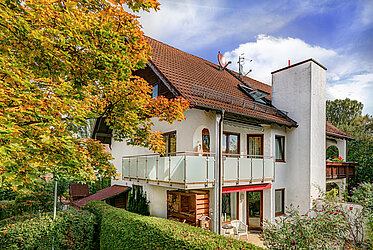 Ideale per le famiglie: casa bifamiliare a Gröbenzell con appartamento per la nonna in mansarda