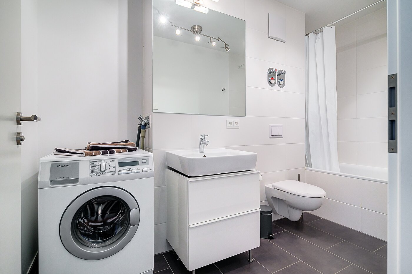 Appartamento a 3 camere | München-Moosach | 70164 | Badezimmer mit Waschmaschinenanschluss..