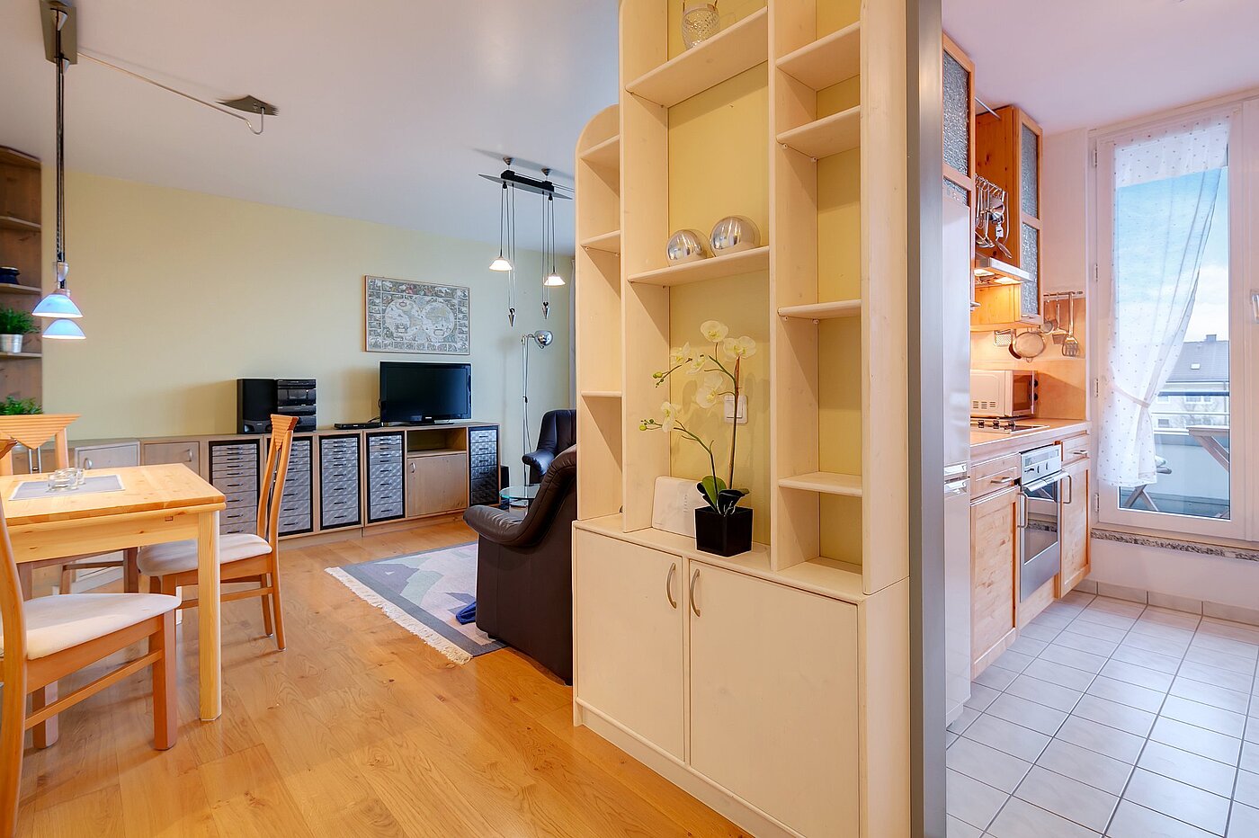 Appartamento a 2 camere | München-Sendling-Westpark | 2102ML6 | Blick Wohnen und Küche
