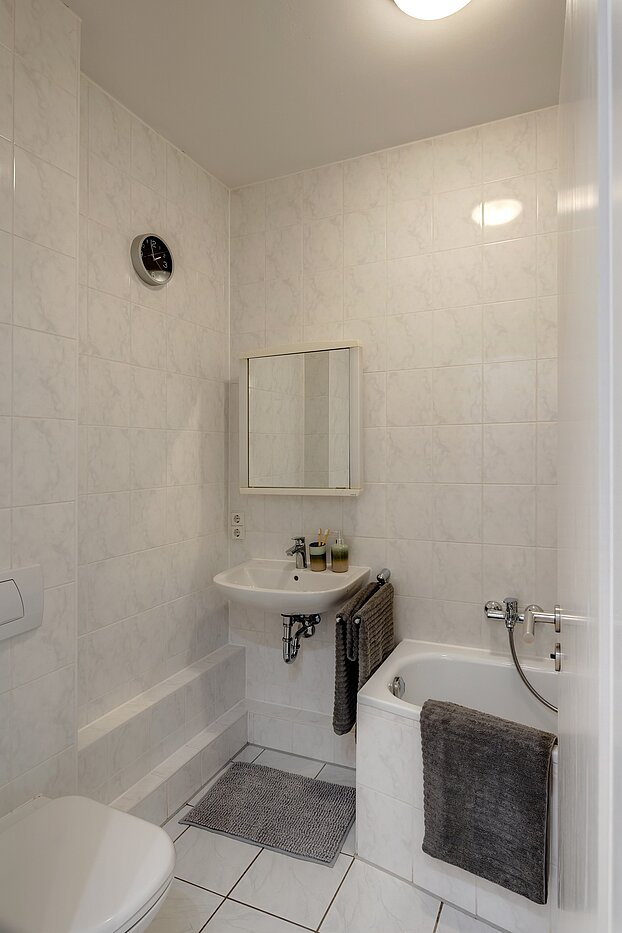 Appartamento a 1 camera | München-Maxvorstadt | 2206ML5 | Edles, weiß gefliestes Bad...
