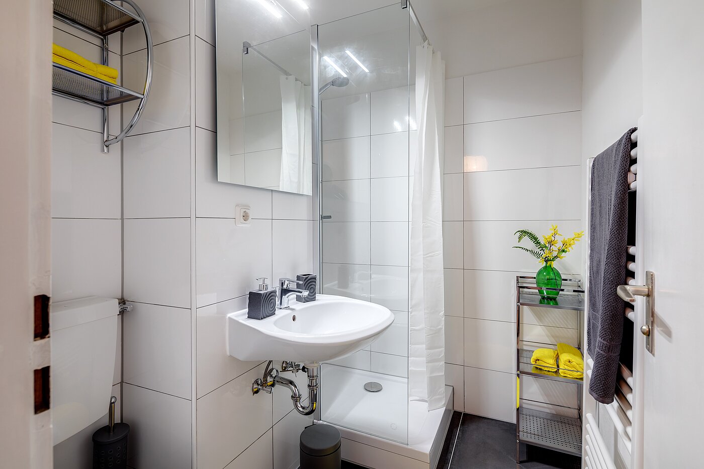 Appartamento a 1 camera | München-Neuhausen | 2301ML8 | Weiß gefliestes Bad mit Dusche...