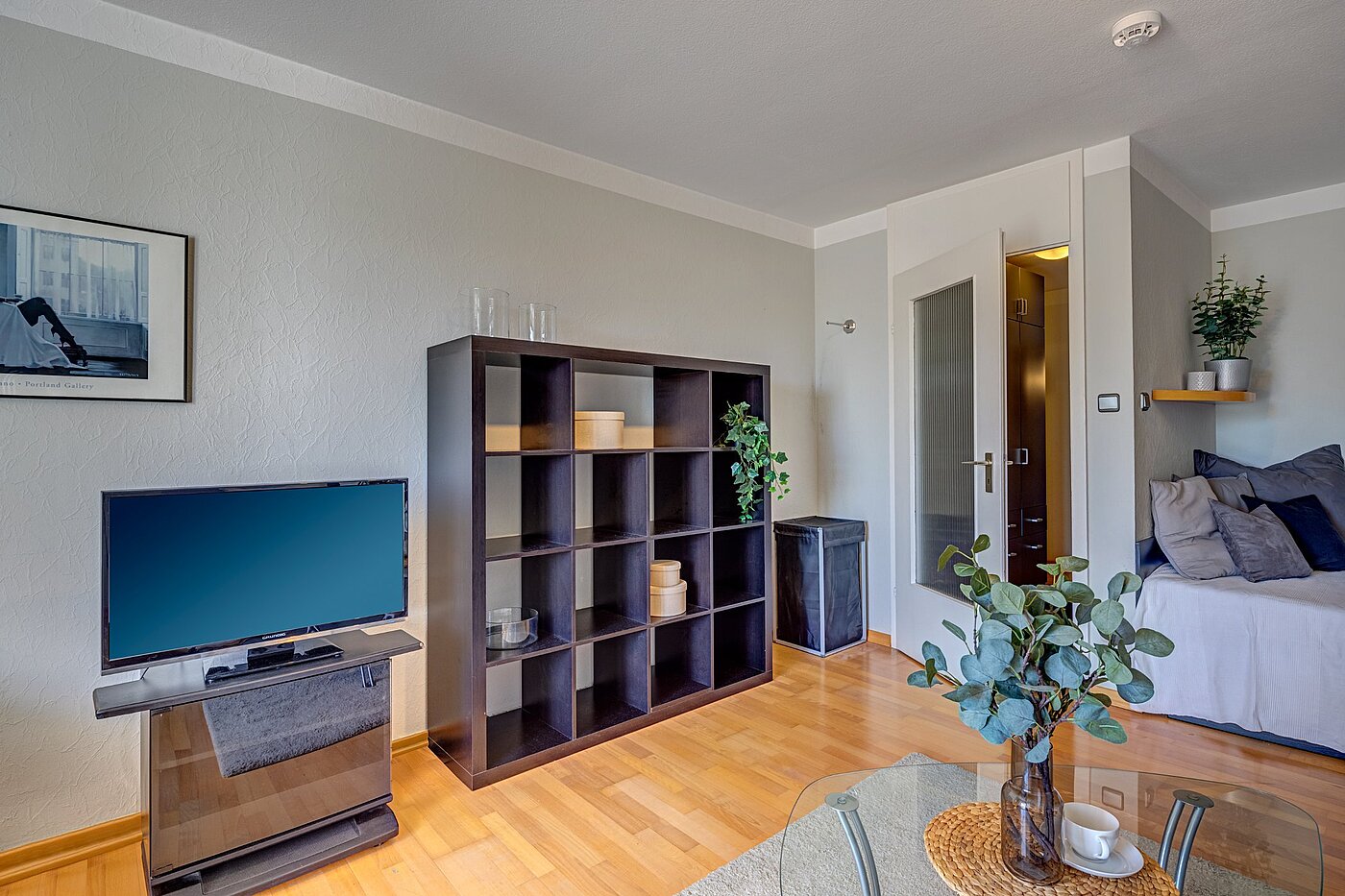 Appartamento a 1 camera | München-Schwabing | 2109ML1 | großem Bücherregal und...