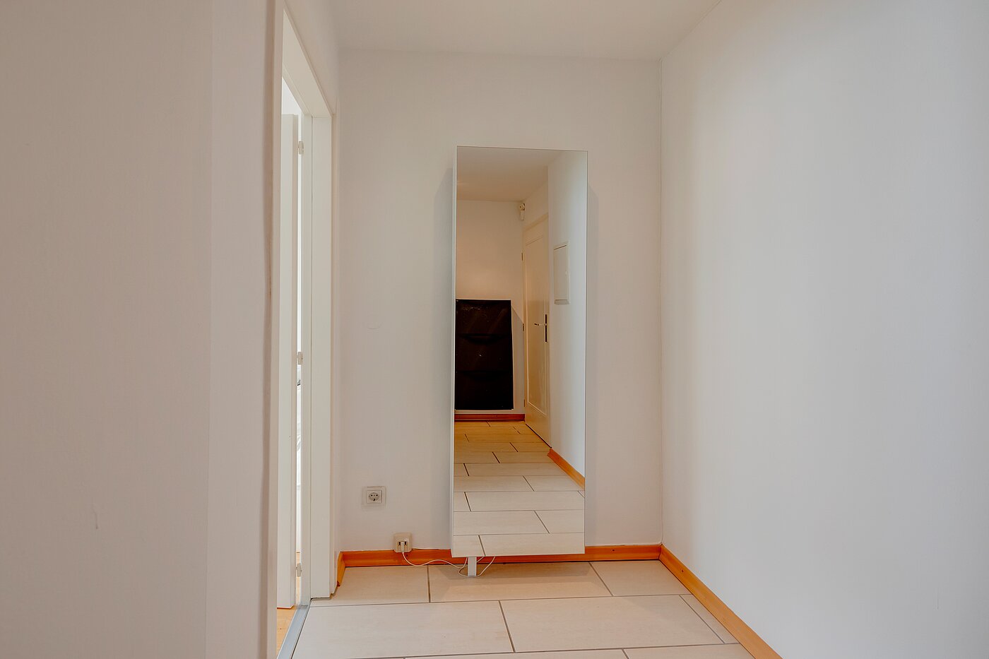 Appartamento a 2 camere | München-Schwabing | 70130 | Diele Blickrichtung Wohnzimmer