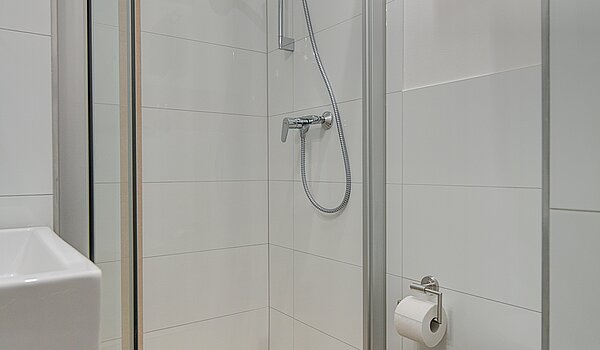 Appartamento al piano terra a 4 camere | München-Neuhausen | 70471 | Weiß gefliestes Badezimmer...