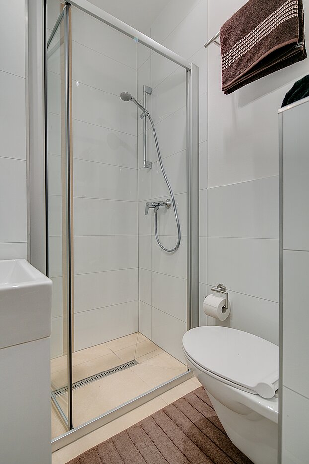 Appartamento al piano terra a 4 camere | München-Neuhausen | 70471 | Weiß gefliestes Badezimmer...
