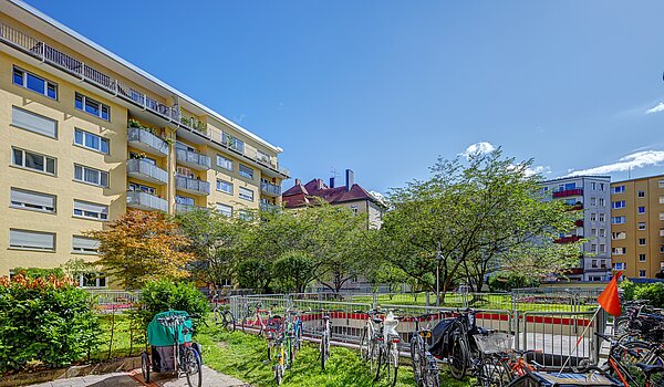 Apartment a 1 camera | München-Schwabing | 70198 | ...Innenhof im Sommer