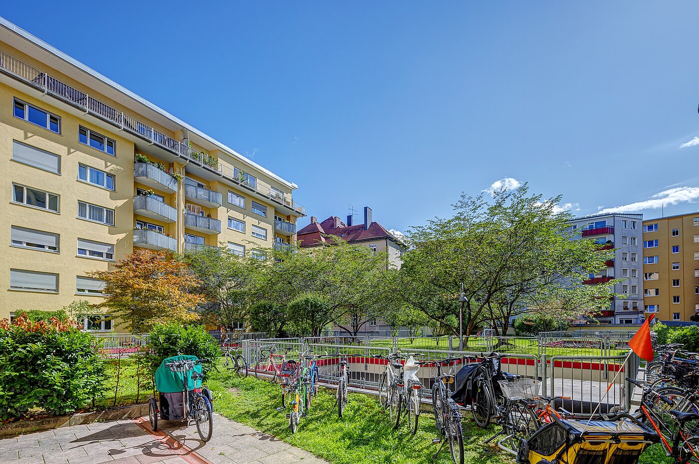 Apartment a 1 camera | München-Schwabing | 70198 | ...Innenhof im Sommer