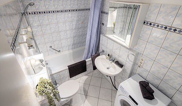 Appartamento a 3 camere | München-Bogenhausen | 70261 | Badezimmer mit Wanne
