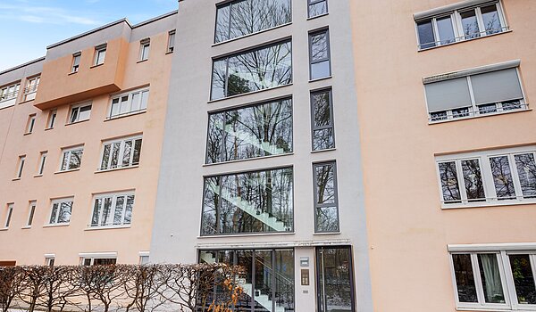 Appartamento a 2 camere | München-Bogenhausen | 70396 | Außenansicht von der Eingangsseite