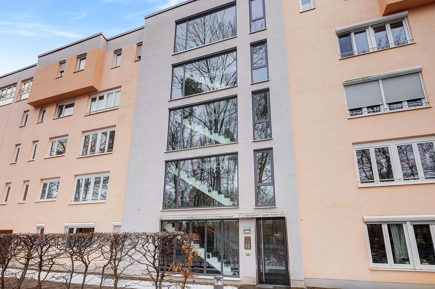 Appartamento a 2 camere | München-Bogenhausen | 70396 | Außenansicht von der Eingangsseite