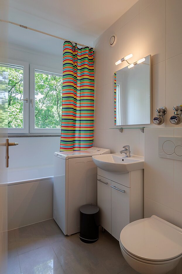 Appartamento a 2 camere | München-Maxvorstadt | 2105ML3 | Tageslichtbad mit Wanne