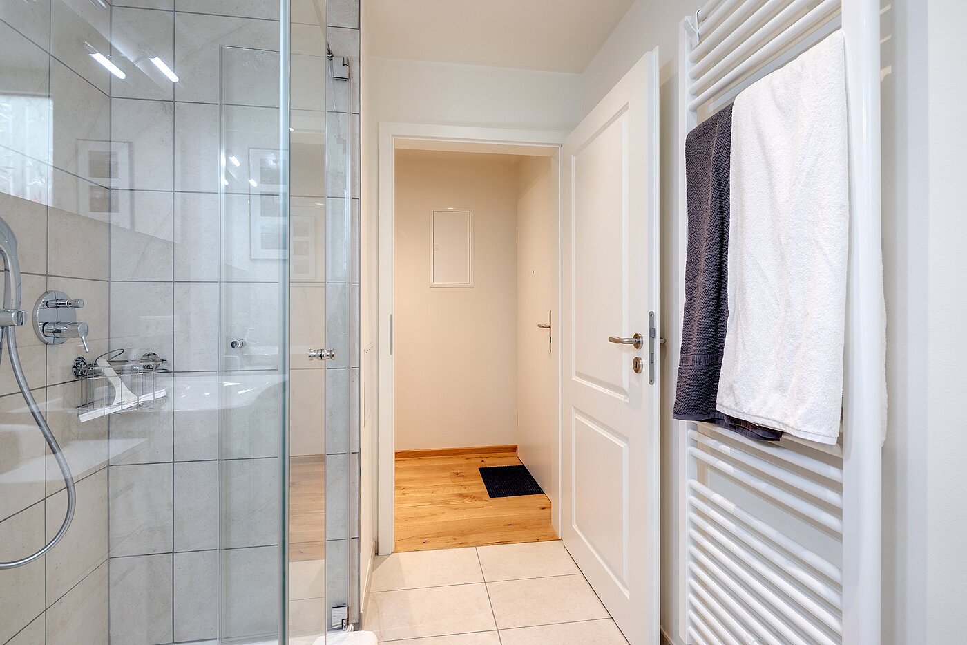 Appartamento a 2 camere | München-Maxvorstadt | 2107ML5 | Dusche und Handtuchheizkörper