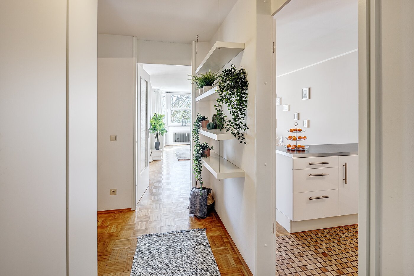 Appartamento a 1.5 camere | München-Bogenhausen | 2203ML2 | Eingangsbereich mit Blick Richtung Wohnzimmer und Küche