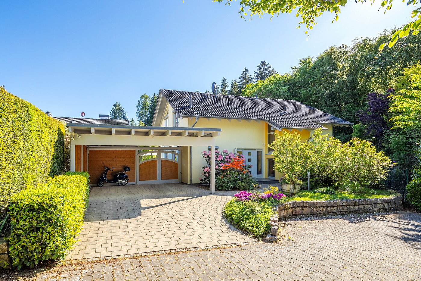 Casa indipendente a 5 camere | Icking | 70438 | Hausansicht mit Carport