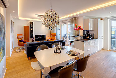 Bogenhausen: appartamento di alta qualità con 4 camere e balcone esposto a ovest - libero