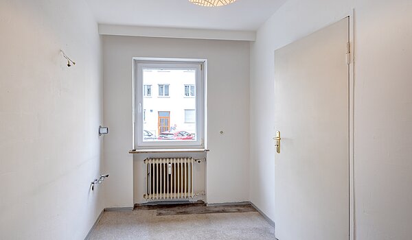 Appartamento al piano terra a 2.5 camere | München-Schwabing | 70441 | Küche mit Fenster