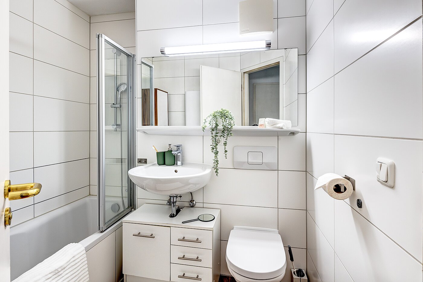 Appartamento a 2 camere | München-Schwabing | 2205ML71 | Das Wannenbad, deckenhoch gefliest...