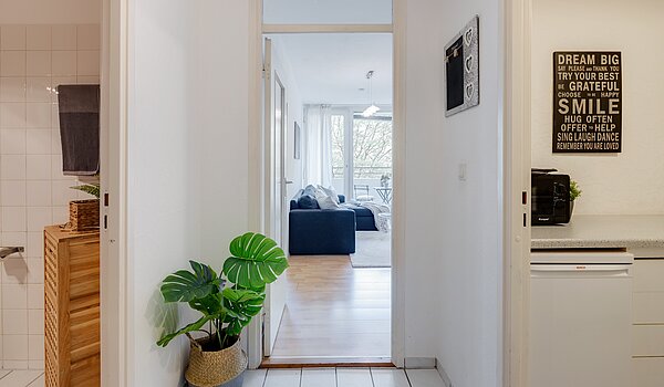 Appartamento a 2 camere | München-Sendling-Westpark | 2204ML2 | Flur mit Blickrichtung Bad, Wohnzimmer und Küche