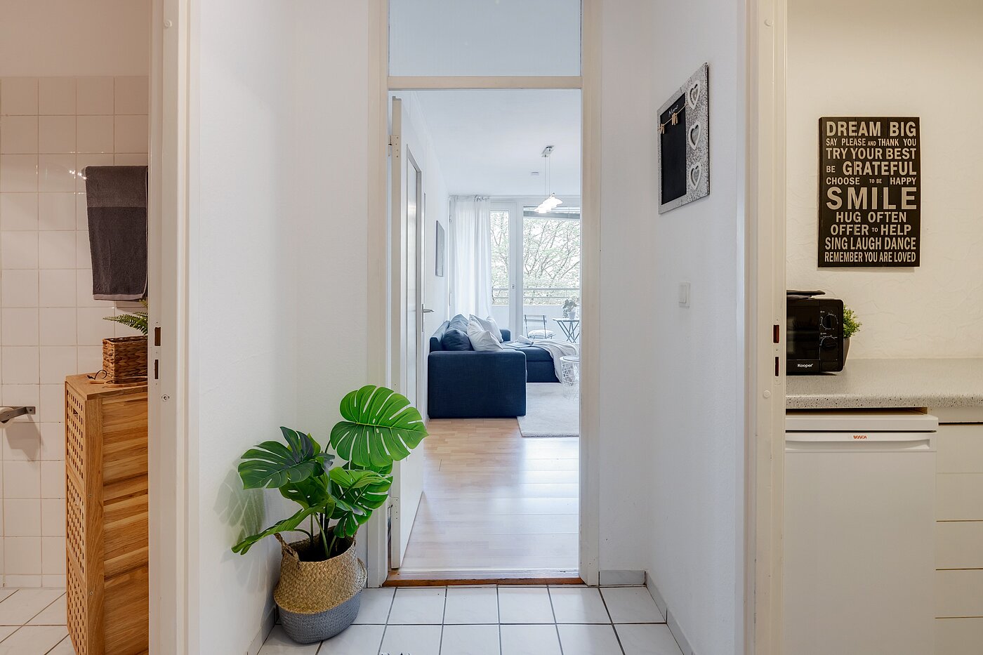 Appartamento a 2 camere | München-Sendling-Westpark | 2204ML2 | Flur mit Blickrichtung Bad, Wohnzimmer und Küche
