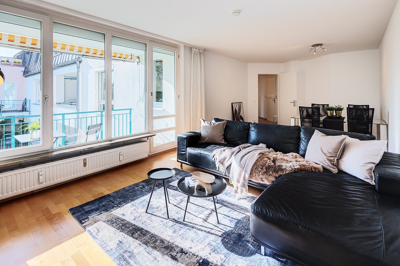 Appartamento a 3 camere | München-Oberföhring | 70246 | Großzügiges Wohnzimmer mit Zugang zur Loggia