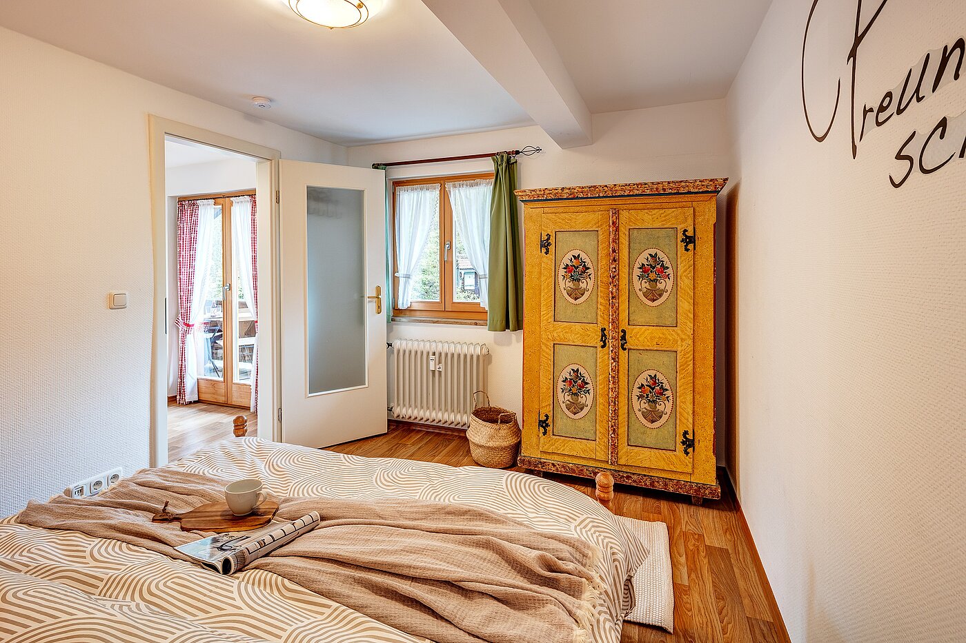 Appartamento mansardato a 2 camere | Bad Wiessee | 70017 | ...und altem Bauernschrank.
