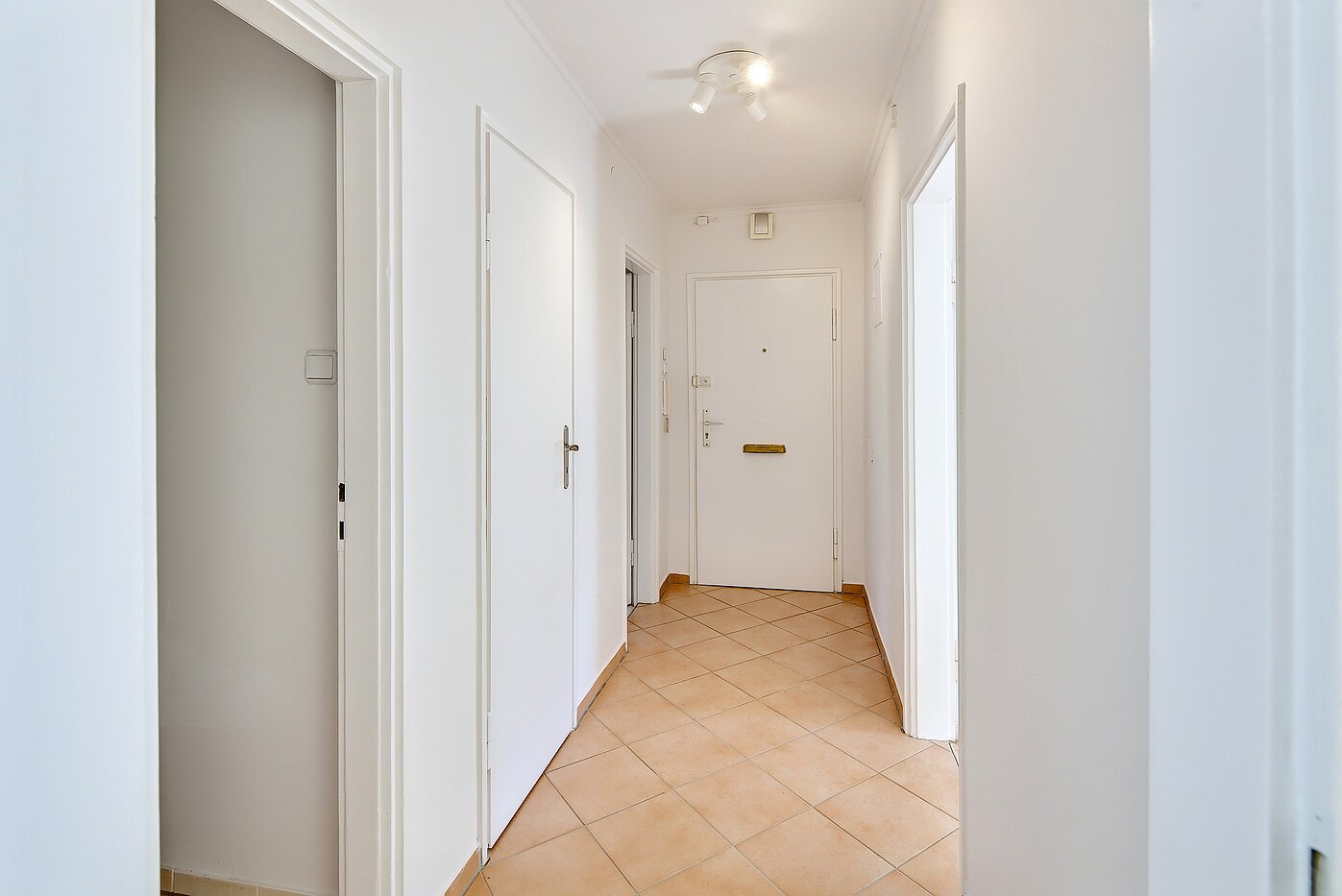 Appartamento a 3 camere | München-Bogenhausen | 70310 | Flur Blickrichtung Eingang