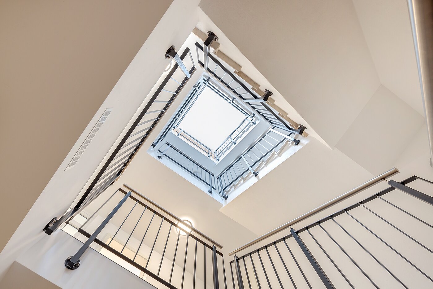 Proprietà speciale a 8 camere | 70406 | Treppenhaus Gewerbe
