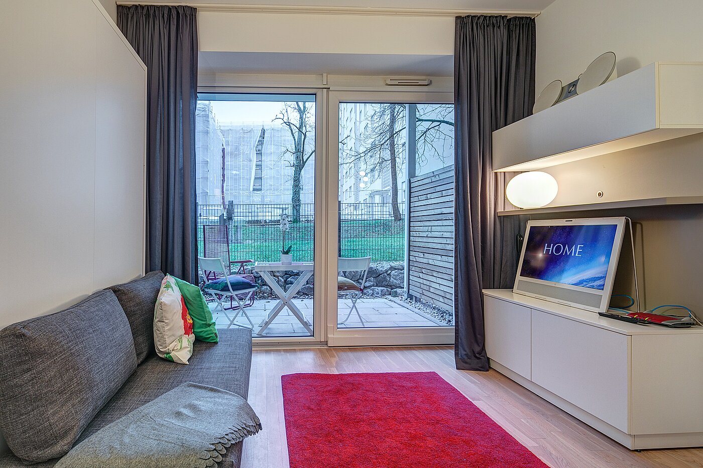 Appartamento al piano terra a 1 camera | München-Bogenhausen | 2301ML3 | Wohnbereich mit großen Fenstern