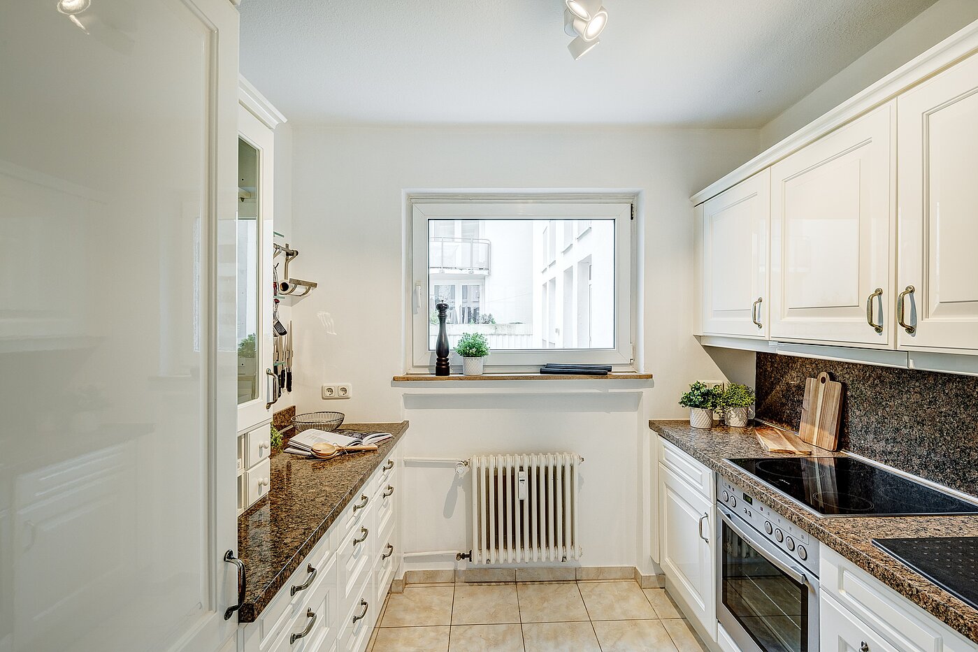 Appartamento a 3 camere | München-Maxvorstadt | 2203ML31 | Geräumige, helle Küche mit...