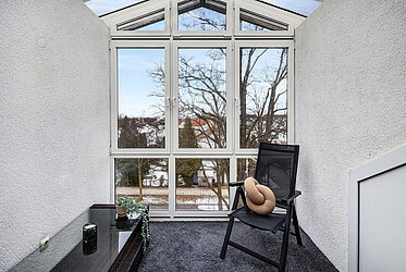 Poing: affascinante appartamento mansardato di 2 locali con giardino d'inverno